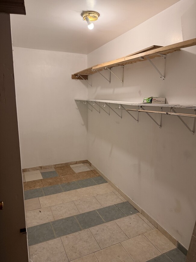 Building Photo - 5850 W 87th St