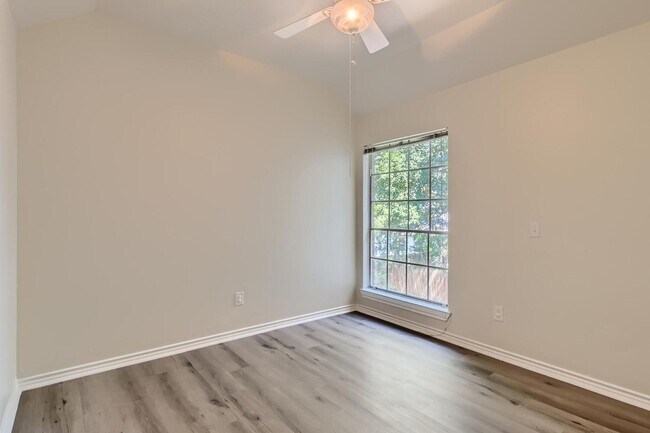 Building Photo - 4BD/3BA HOME IN SHADY HOLLOW ON CUL-DE-SAC!