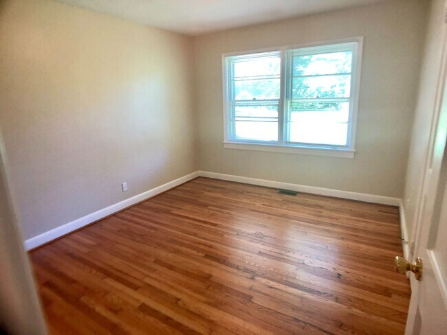 Building Photo - 3 BR close to Linley Park and Arboretum