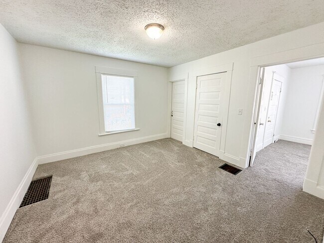 Building Photo - 748-750 Hogan SW