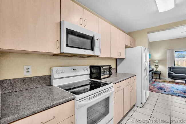 Building Photo - 10240 NW 33rd Pl
