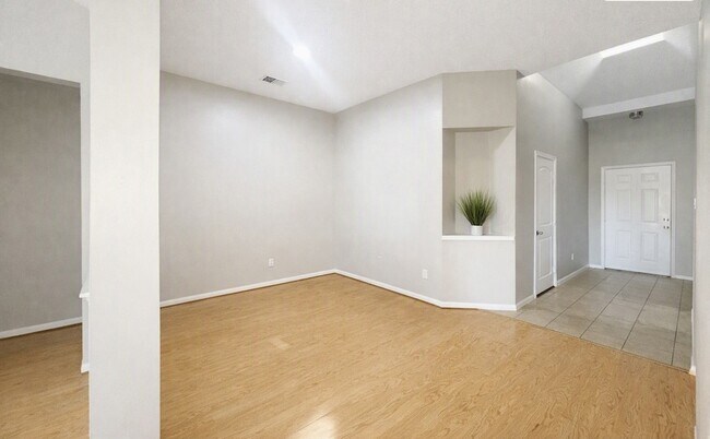 Building Photo - 17150 Summer Hollow Dr