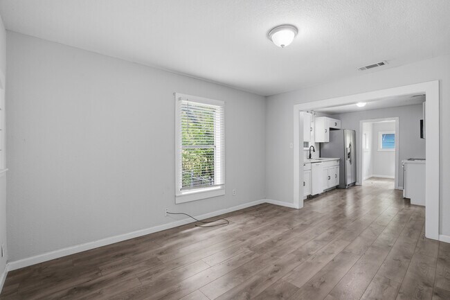 Building Photo - 505 E Heron St