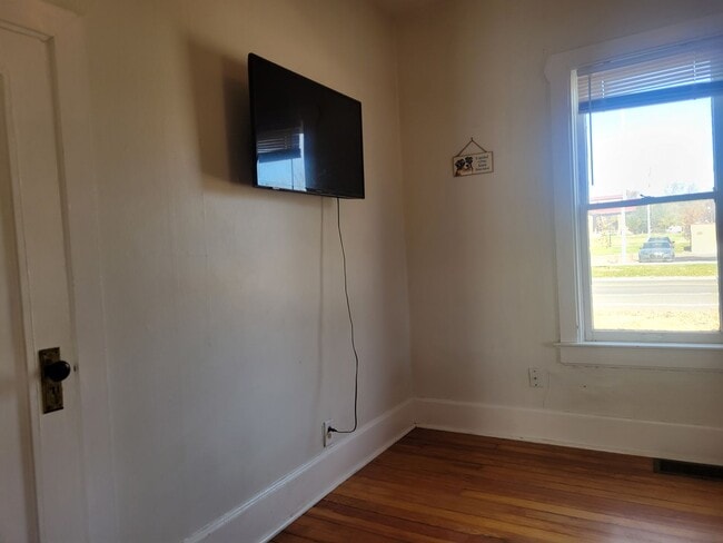 Building Photo - Charming 1910 Craftsman in the Heart of Downtown Longmont