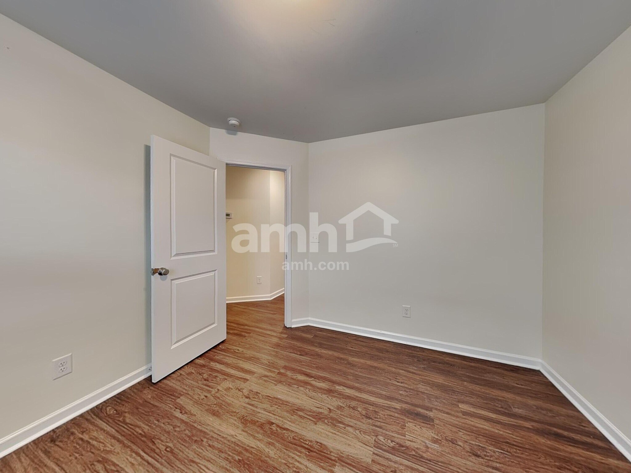 Building Photo - 553 Camp dr