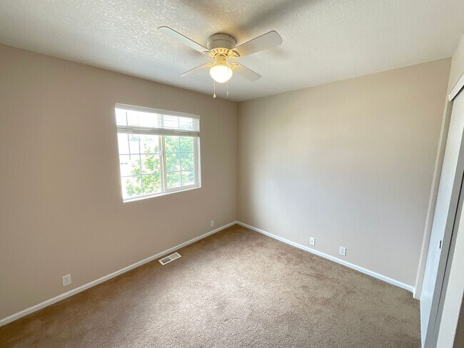 Building Photo - 4 Bedroom Home Available Near N Powers Bl ...