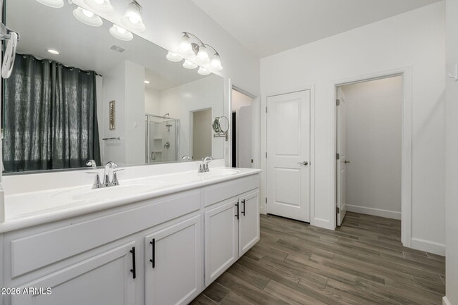 Building Photo - 542 E Bamboo Ln