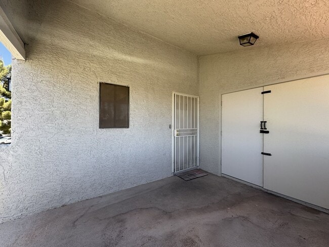 Building Photo - 850 S River Dr