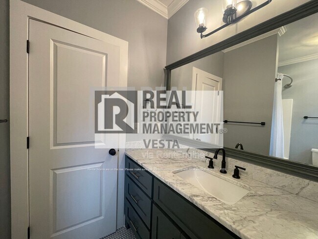 Building Photo - 435 New St