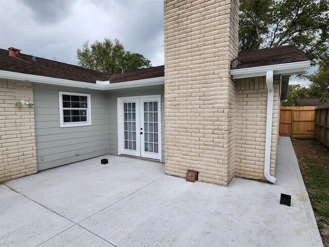 Building Photo - 2123 Quail Valley E Dr