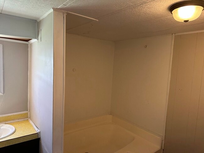 Building Photo - 11 Lotus Ct