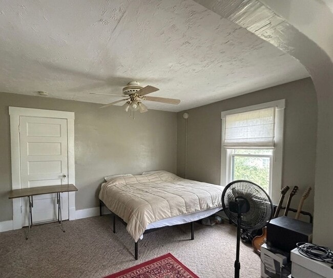 Building Photo - Cozy 1 Bedroom Apartment close to Aggieville!