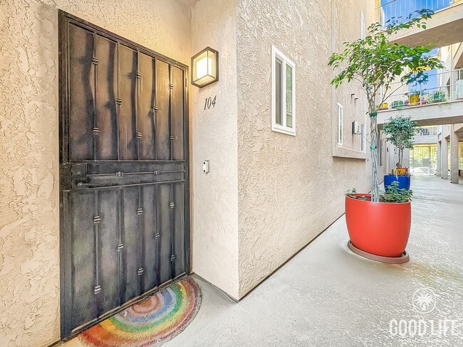 Primary Photo - Beautiful Updated 2 Bed 2.5 Bath Condo in ...