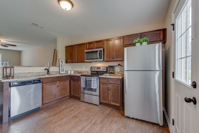 Building Photo - Meadow Ridge Town Homes
