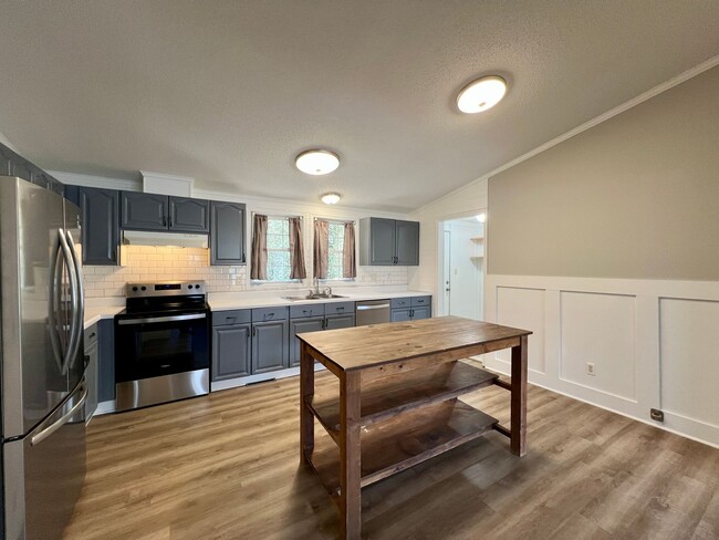 Building Photo - 3-Bed, 2-Bath home in N. Asheville!
