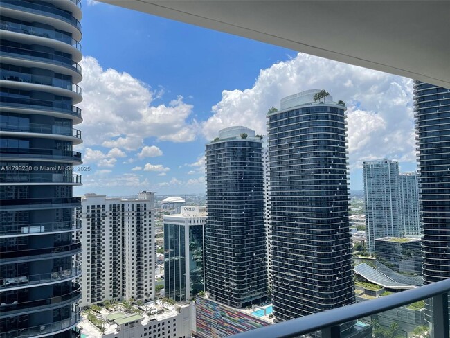 Building Photo - 1010 Brickell Ave
