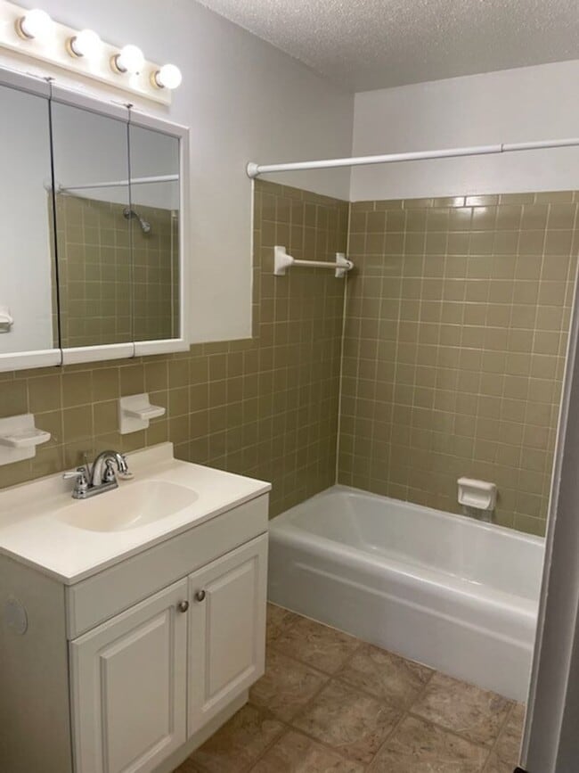 Building Photo - AVAILABLE 8/1/2026 -- 1BR/1BA Apartment at 1026 Southpark Unit 2A - short distance to Colleges an...