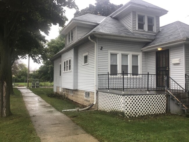 Building Photo - 4 bedroom single family home