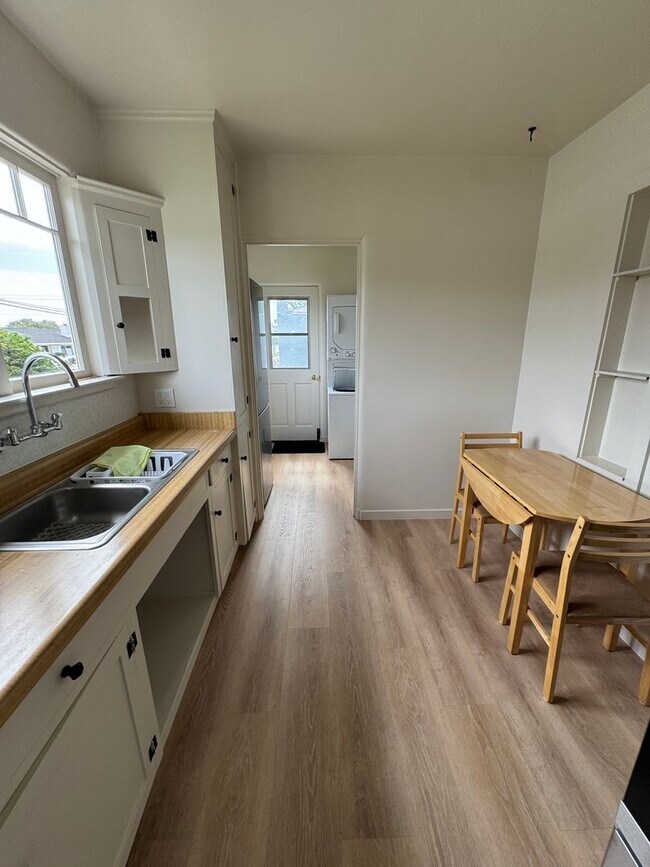 Building Photo - Pacific Grove Charmer