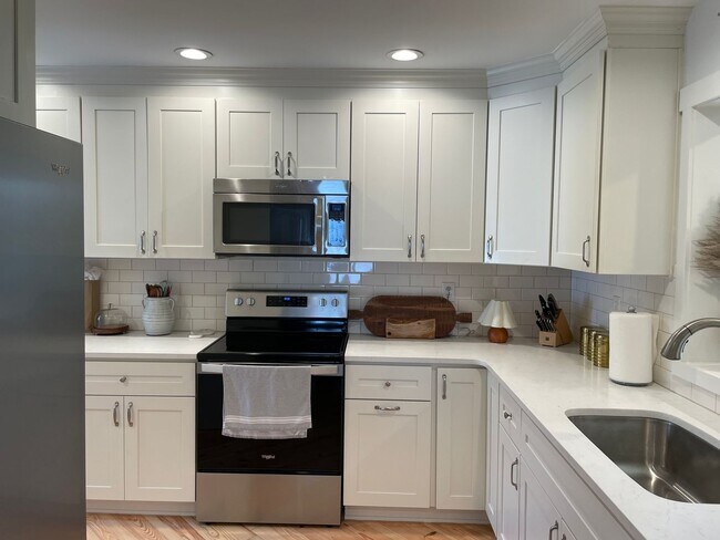 Building Photo - Old Village Cottage - 1.5 Blocks to Pitt Street Bridge