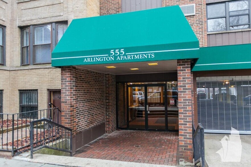 Building Photo - 555 W Arlington