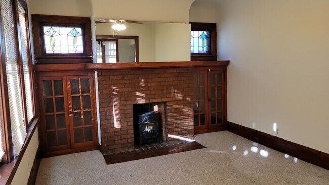 Building Photo - 3 Bedroom Single Family