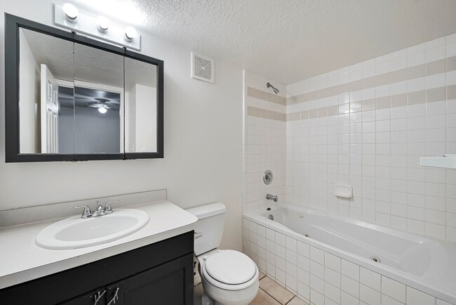 Building Photo - Darling Ground Floor Stonebrook Condo