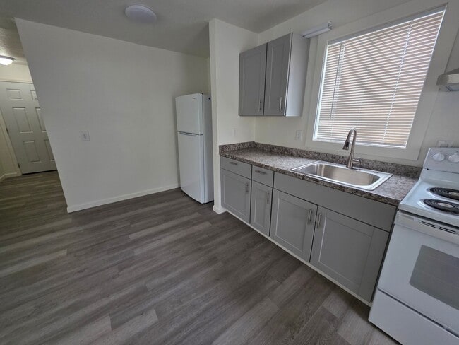 Building Photo - 2 bed 1 bath home close to town.