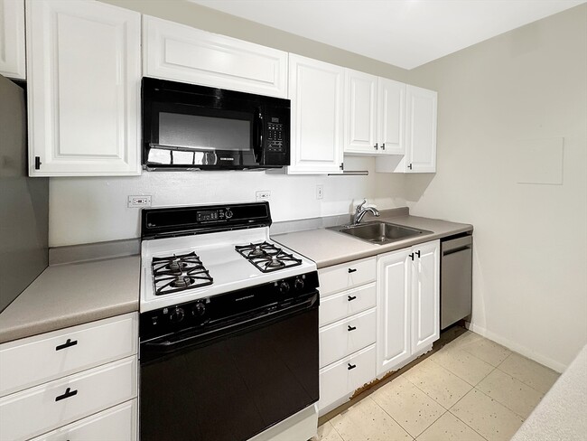 Building Photo - 6 Whittier Pl