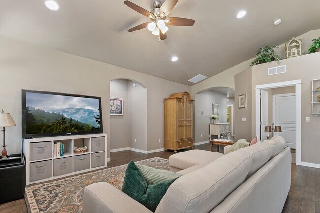 Building Photo - 3 - Bedroom Meridian home on corner lot!!