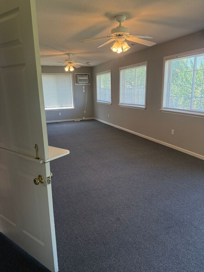 Building Photo - 1309 W London Dr