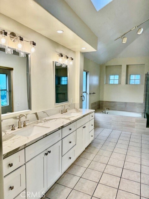 Building Photo - 26562 White Oaks Dr