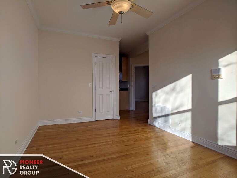 Building Photo - 1204 W Waveland Ave