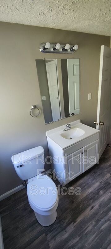 Building Photo - 702 W Fairview Ave