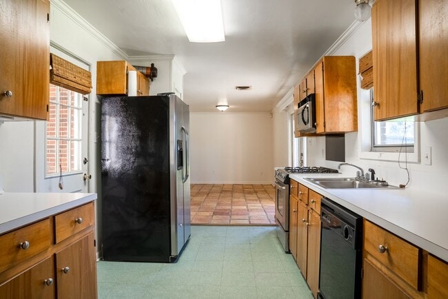 Building Photo - 213 Birch Dr