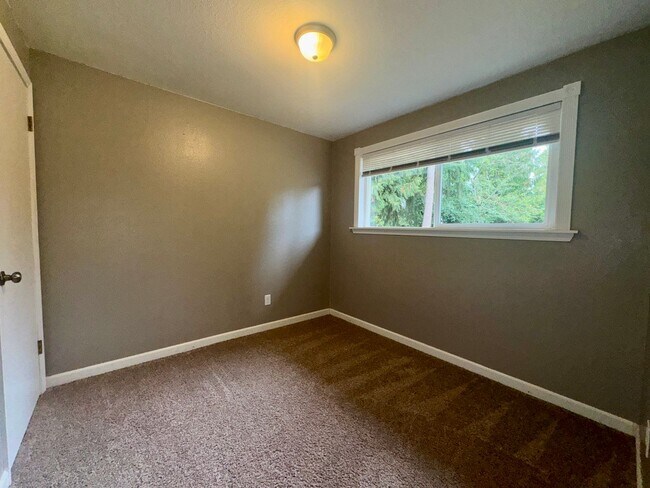 Building Photo - 2 Week Move In Special - 3 Bedroom, 2 Bath...