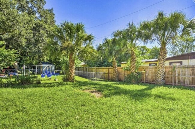 Building Photo - 2/1 unfurnished duplex in convenient location and fenced yard- pet friendly!