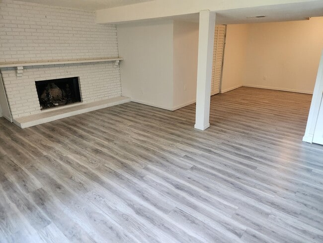 Building Photo - 956 Ravine Dr