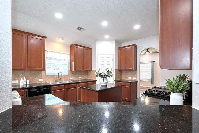 Building Photo - 2819 Lakecrest Way Dr