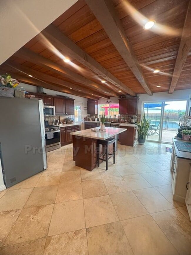 Building Photo - Beautiful Vista Home 3 bed / 3 bath / 1957...