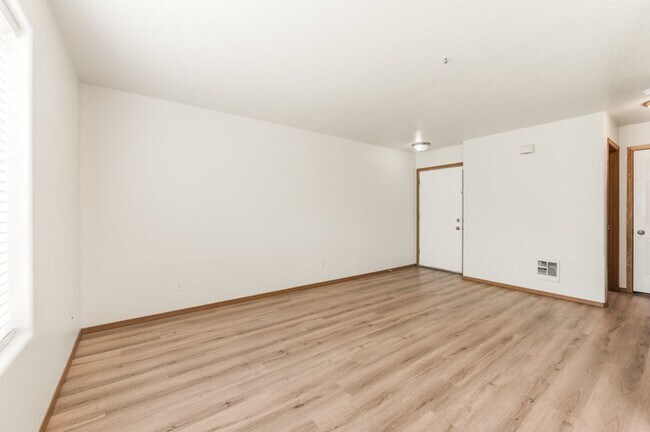 Building Photo - 3 bed 2 bath townhome
