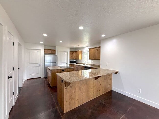 Building Photo - 4 bed, 2.5 bath duplex w/1 car garage