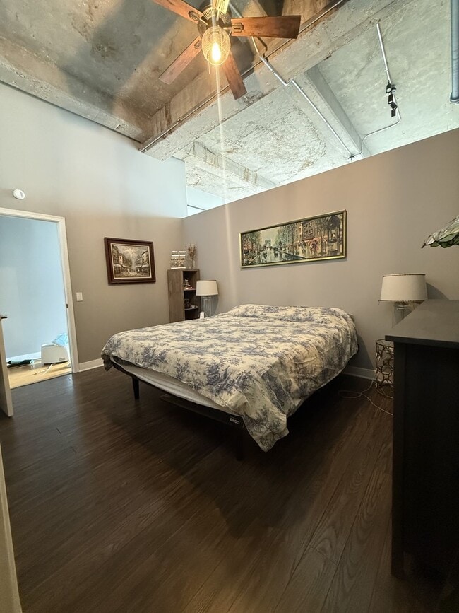 Building Photo - 320 E 21st St