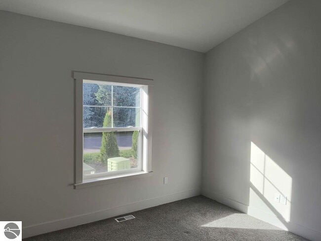 Building Photo - 1542 Simsbury St