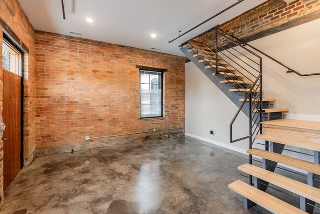 Building Photo - 225 Old South High St