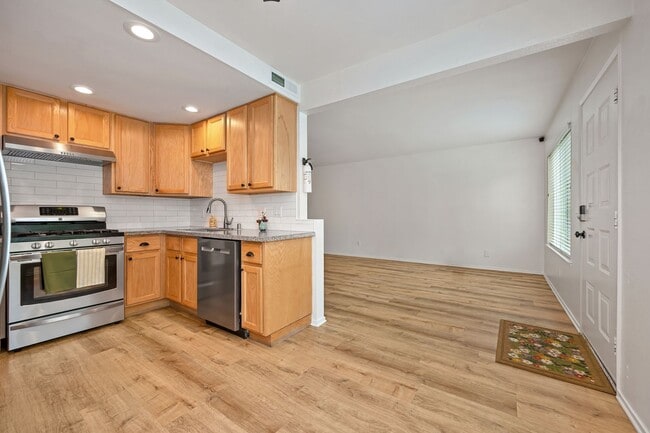 Building Photo - Beautifully Renovated Unit
