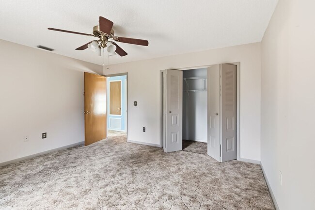 Building Photo - PENDING APPLICATION-Charming 2/2 Spacious Home with/ 1 Car Garage in St. Cloud Close to the Lakef...