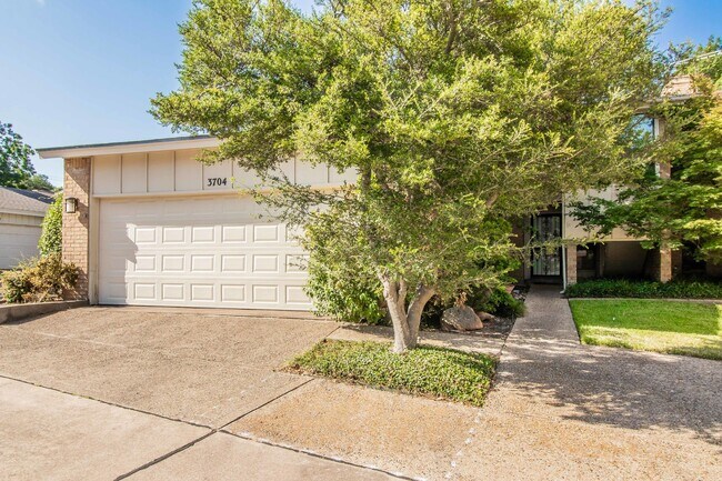 Building Photo - Amazing Townhome