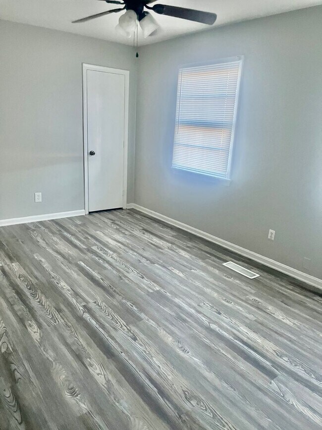 Building Photo - 3 Bedroom Townhouse Fredericksburg/Spotsylvania County