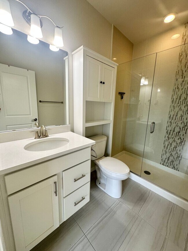 Building Photo - Modern 3-bed, 2.5-bath Townhome in Lake Forrest Park!